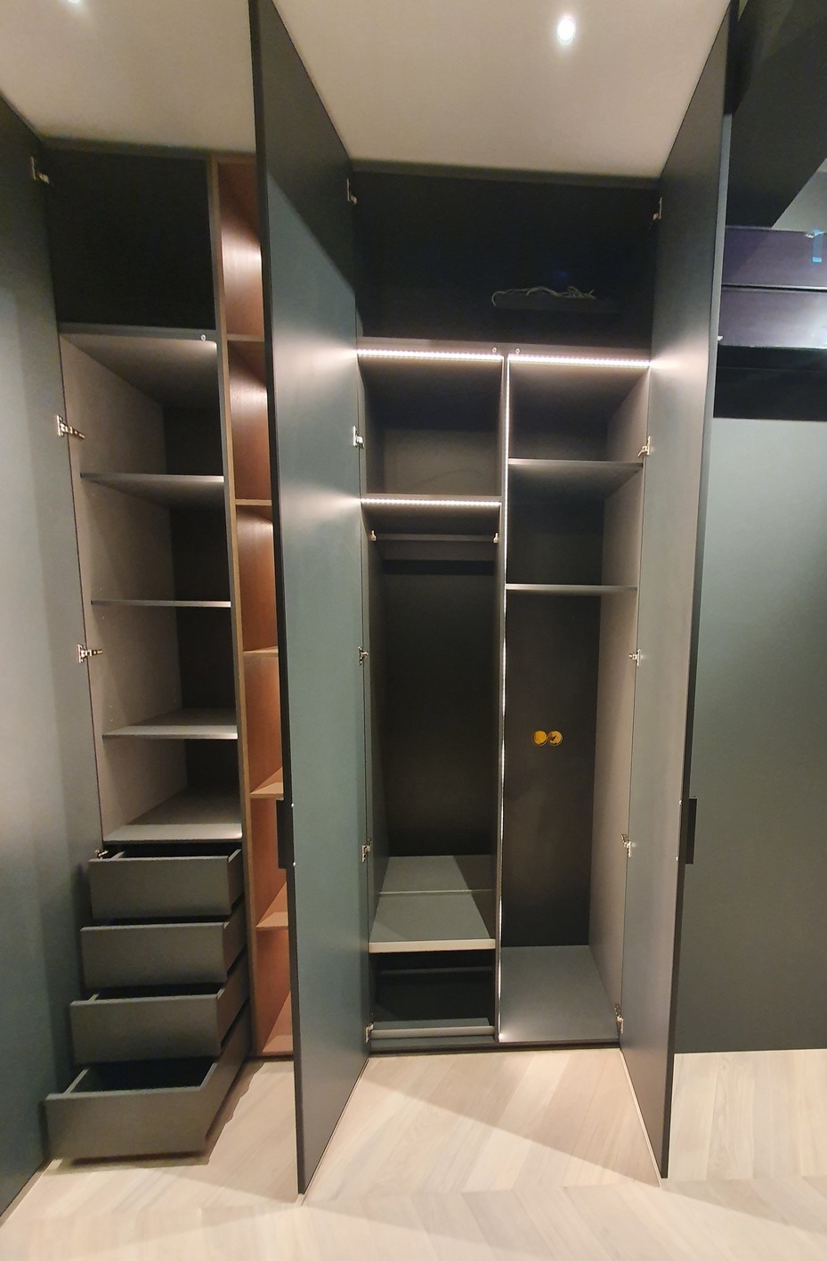 Шкафы, гардеробные